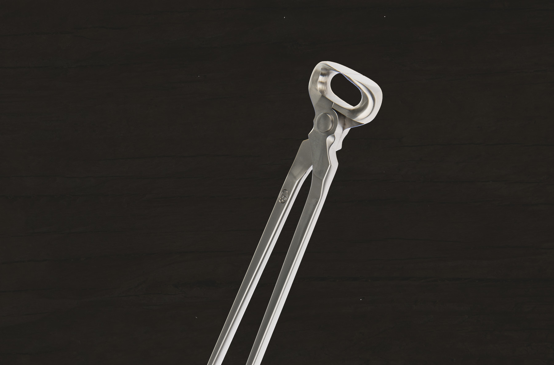 Jim Blurton Nippers, visit the official Jim Blurton shop to buy online, horseshoes, farrier tools & accessories distributed worldwide.